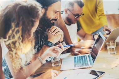 Zu Blogartikel 'Kontakte knüpfen: Tipps fürs berufliche Netzwerken' wechseln