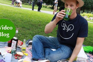 Zu Blogartikel 'Video-Blog mit Chris Cummins: Mit Pimm’s, Charme und Melone!' wechseln
