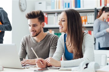 Zu Blogartikel 'Studiengebühren von der Steuer absetzen: Geht das?' wechseln